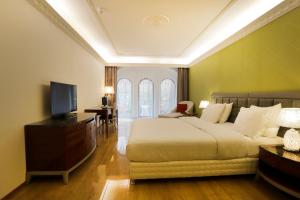 una camera d'albergo con letto e TV di Chasse Hotel ad Amsterdam