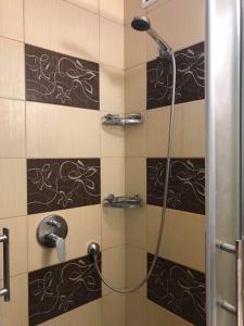 Ett badrum på NewIsland Family Apartman