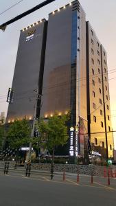 un gran edificio con luces en el lateral en The King Hotel en Busan