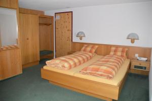 Postel nebo postele na pokoji v ubytování Hotel Seeblick