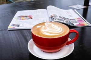 Zestaw do parzenia kawy i herbaty w obiekcie Wan Lake Coffee Villa