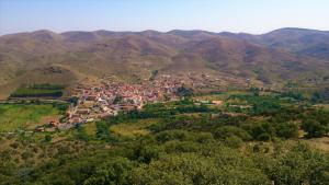 una vista aérea de un pueblo en las montañas en Valle Del Río Piedra, en Carenas