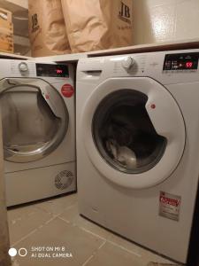 a dryer and a washing machine in a store at 16 Agius de Soldanis in Victoria