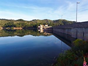 Valle Del Río Piedra في Carenas: كميه كبيره من الماء بجانب جسر