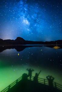 un groupe de personnes sur un bateau dans l'eau la nuit dans l'établissement Valle Del Río Piedra, à Carenas