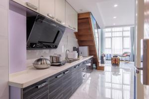 a kitchen with stainless steel cabinets and a stove at Tianjin Hedong·Wanda Plaza· in Tianjin