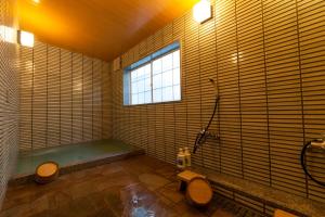 豐岡的住宿－Tsuruya Ryokan，一间带两个卫生间和窗户的浴室