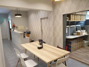 - une salle à manger avec une table et des chaises en bois dans l'établissement Q Loft Hotels at Bedok, à Singapour