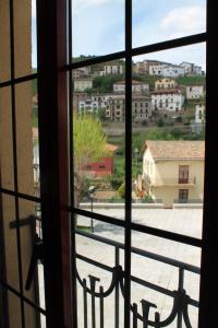 uma vista da cidade a partir de uma janela em Cascadas de Puente Ra em Villoslada de Cameros