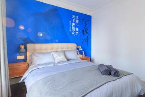 Un pat sau paturi într-o cameră la Tianjin Nankai·Drum tower