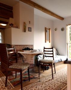 un soggiorno con tavolo, sedie e divano di Domek z bali Roztocze a Sieniawa
