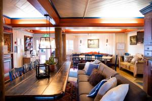 a living room with a couch and a table at Gomobu Fjellstue in Ron