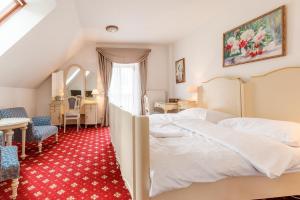 una camera con letto, tavolo e sedie di Farma Hory a Karlovy Vary