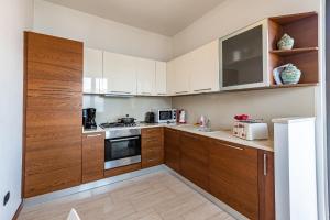 A kitchen or kitchenette at Luxury casa Margherita