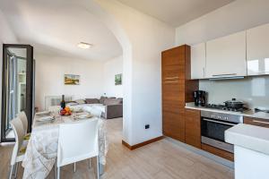 A kitchen or kitchenette at Luxury casa Margherita