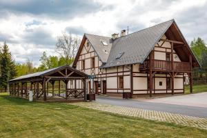 un grande edificio in legno con gazebo di Farma Hory a Karlovy Vary