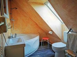 a bathroom with a tub and a toilet and a sink at Familienfreundlicher Landurlaub im Gutshaus in Trent