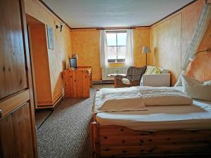 Ένα ή περισσότερα κρεβάτια σε δωμάτιο στο Familienfreundlicher Landurlaub im Gutshaus