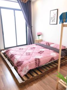1 cama en una plataforma de madera en una habitación en 1993’s house, en Ho Chi Minh