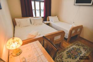 Una cama o camas en una habitación de Hotel Brahimi