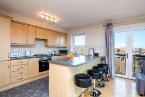 A kitchen or kitchenette at Ultra Urban Belfast Corporate Apartments 
