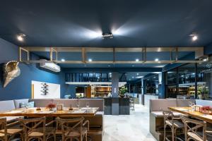 a restaurant with blue walls and tables and chairs at VILLA ROA in Roatan