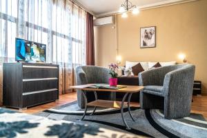 een hotelkamer met een bed en een tafel en stoelen bij Hotel Dzsungel in Nyíregyháza