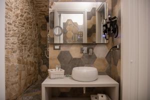A bathroom at Suite 123 Luxury B&B Con Jacuzzi