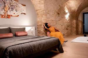 A bed or beds in a room at Suite 123 Luxury B&B Con Jacuzzi