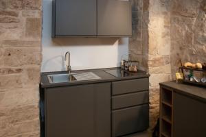 A kitchen or kitchenette at Suite 123 Luxury B&B Con Jacuzzi