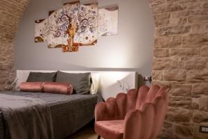 A bed or beds in a room at Suite 123 Luxury B&B Con Jacuzzi Még 25 kép