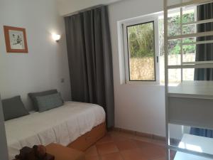 Un dormitorio pequeño con una cama y una ventana. en Clube Alvor Ria - Prime Residence, en Alvor 30 fotos más