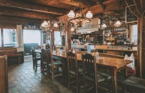 アルテンマルクト・イム・ポンガウにあるReitlehenalmの長い木製テーブルと椅子が備わるレストラン