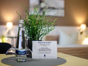 eine Flasche Wasser und ein Schild auf dem Tisch in der Unterkunft Kurgarten-Hotel in Wolfach