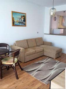 - un salon avec un canapé et une table dans l'établissement Cosy suite apartment, Onix Blue Residence, Mamaia Nord, à Mamaia Nord – Năvodari