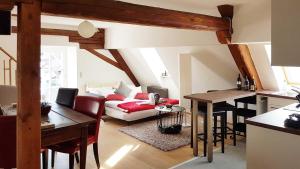 a living room with a couch and a table at Apartment Pegnitzmühle mit Pegnitzinsel in Vorra