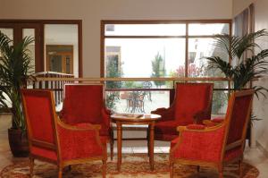 a group of chairs and a table in a room at Amiral Hôtel in Paris