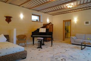 ein Wohnzimmer mit einem Klavier und einem Sofa in der Unterkunft Ferienhaus Zur Ausspanne in Dresden