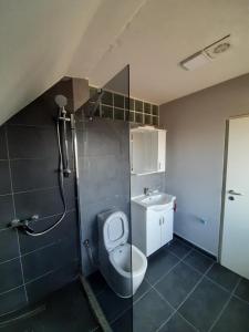 Koupelna v ubytování N'konak Guesthouse