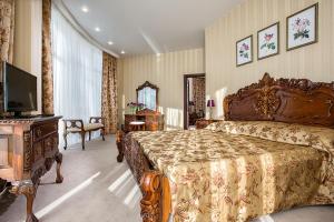 um quarto grande com uma cama grande e uma televisão em Dolphin Resort by Stellar Hotels, Sochi em Sochi