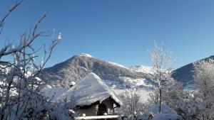 A general mountain view or a mountain view taken from Az apartmant