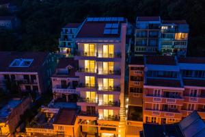 a building with its lights on at night at Hotel Bono in Budva
