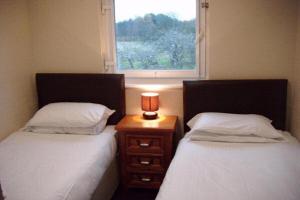 2 camas individuales en una habitación con ventana en Metro Inns Falkirk, en Falkirk