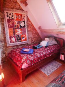 サン・ジョルジュ・シュル・シェールにあるAu Coeur de la Courのベッドルーム1室(屋根裏部屋に赤いベッド1台付)