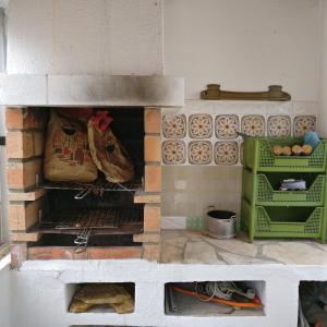 una cucina con forno in mattoni e cibo di Casa Saloia Ericeira - close to the beach a Baleia Altre 8 foto