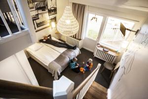two children are sitting in a room with a bed at Lisebergsbyns B&B in Gothenburg
