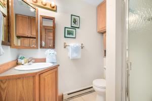 Koupelna v ubytování Powell Peak 104 Condo + 28 fotografií