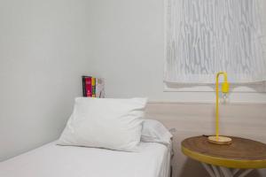 Posteľ alebo postele v izbe v ubytovaní Art House Renoir Plaza Universitat Sant Antoni