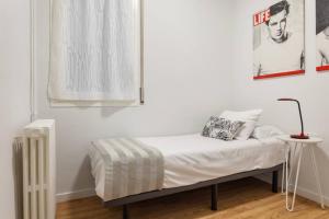 Posteľ alebo postele v izbe v ubytovaní Art House Renoir Plaza Universitat Sant Antoni