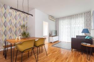 Televízia a/alebo spoločenská miestnosť v ubytovaní Art House Renoir Plaza Universitat Sant Antoni